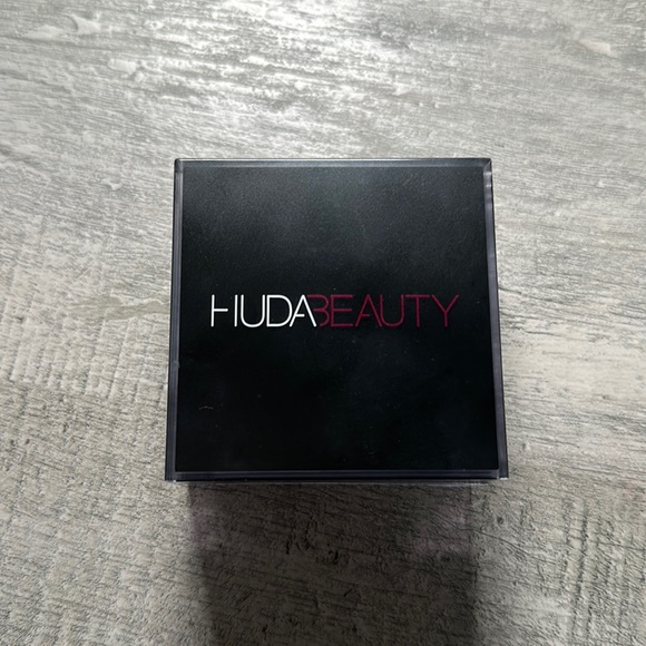 HUDA BEAUTY easy bake loose baking & setting powder - Picture 2 of 2